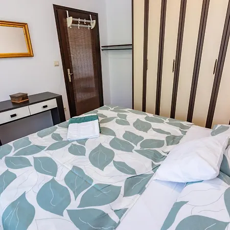 Laurus Apartment *
